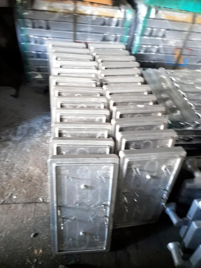 Seri dökülmüş kapak plakaları
